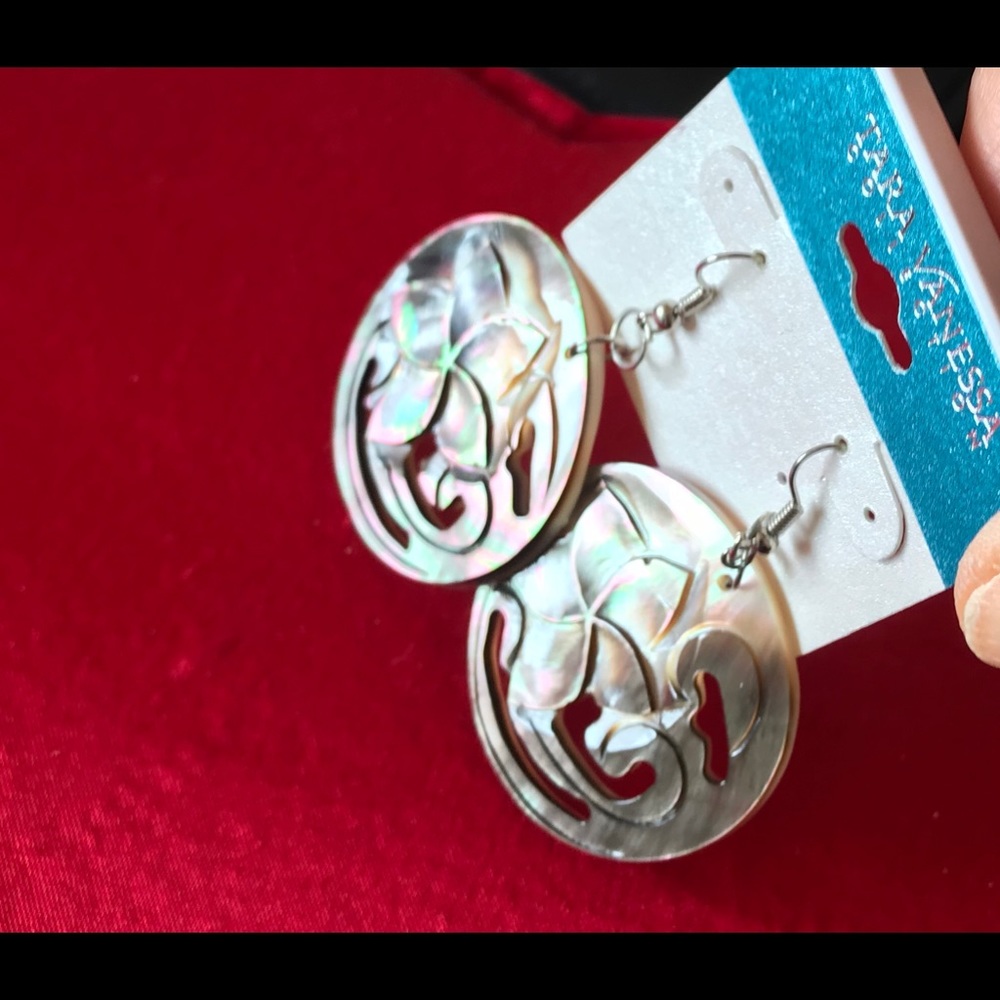 NWT TARA VANESSA Collection Pearl  Earrings.